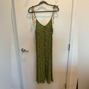 Lightly used green floral spring dress. Size XL. Button up middle